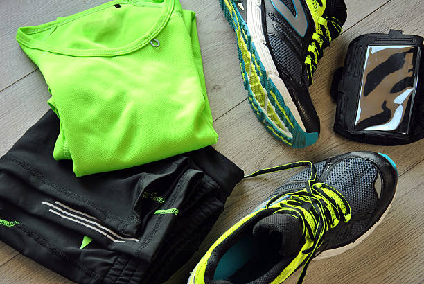 L'abbigliamento e le calzature giuste sono essenziali per qualsiasi routine di camminata sportiva.